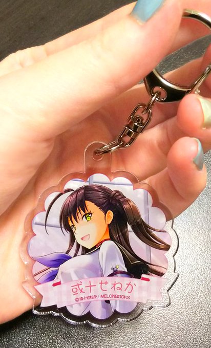 セット特典のアクキーも入ってた。
こうやってデザインされると、まるで私の肖像画みたいで何かチョット……w 