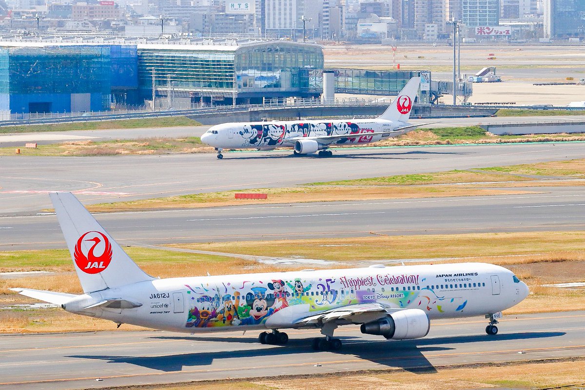 特別塗装機の離合
#JAL #B767 #JA602J  #Mickey90 #JA612J #35周年 #羽田空港