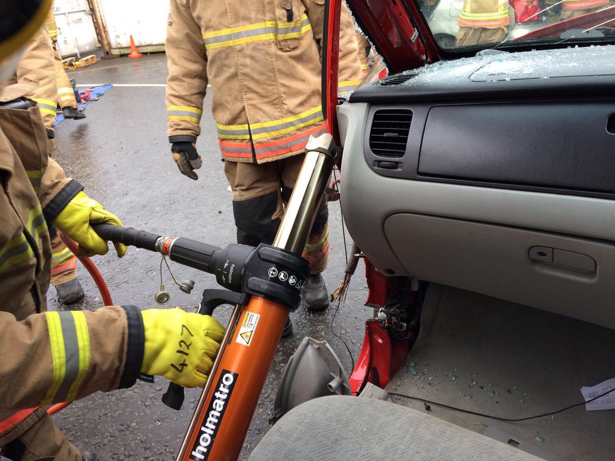 TwfrsT's tweet photo. On Sunday crews were at the training school carrying out road traffic collision training. @Tyne_Wear_FRS @TwfrsByker @HolmatroRescue @HolmatroUK #dashboardroll 🚒🔥🚙 https://t.co/3dZ4PZopKN
