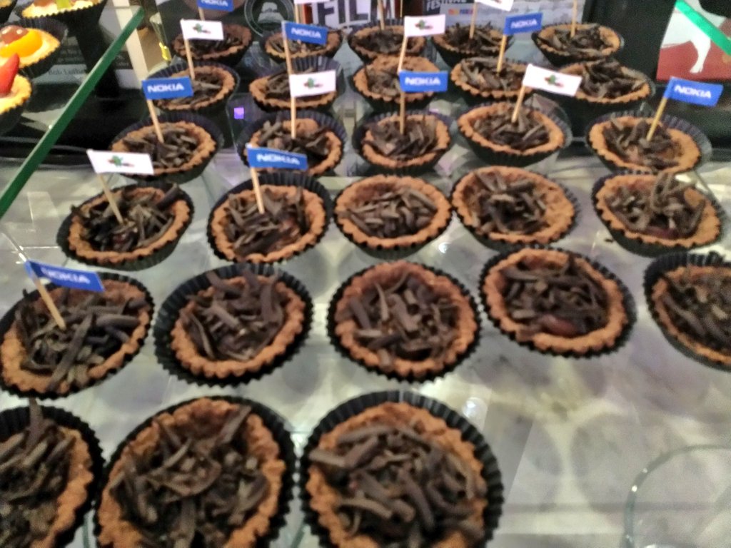 nokianesia's tweet photo. Sebelum acaranya mulai, bisa makanin kue-kue gratisan iniiih #nokia31 https://t.co/HztXtpx9cY
