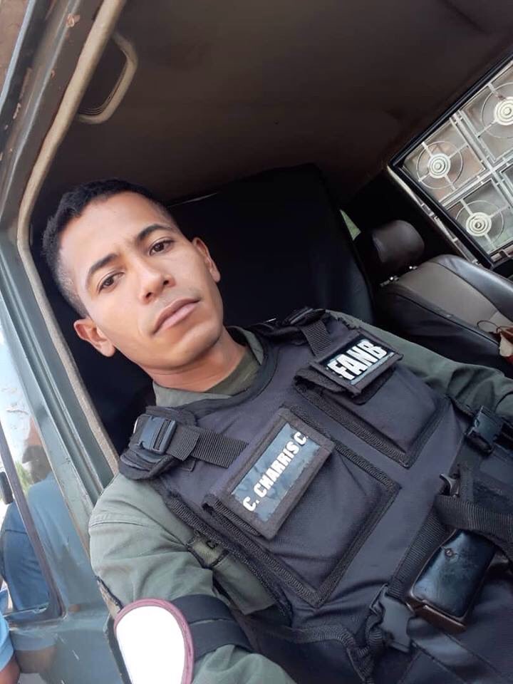 apocaliptico777's tweet photo. Otro funcionario decidió “colgar” su uniforme y colocarse del lado correcto. El Sargento Primero Cristian Charris  salió del país y afirma que está a la orden del pdte. @jguaido Me dice: “Yo no me hice militar para trabajar de la mano con guerrilleros, ni delincuentes” https://t.co/hnI8WGWb7Y