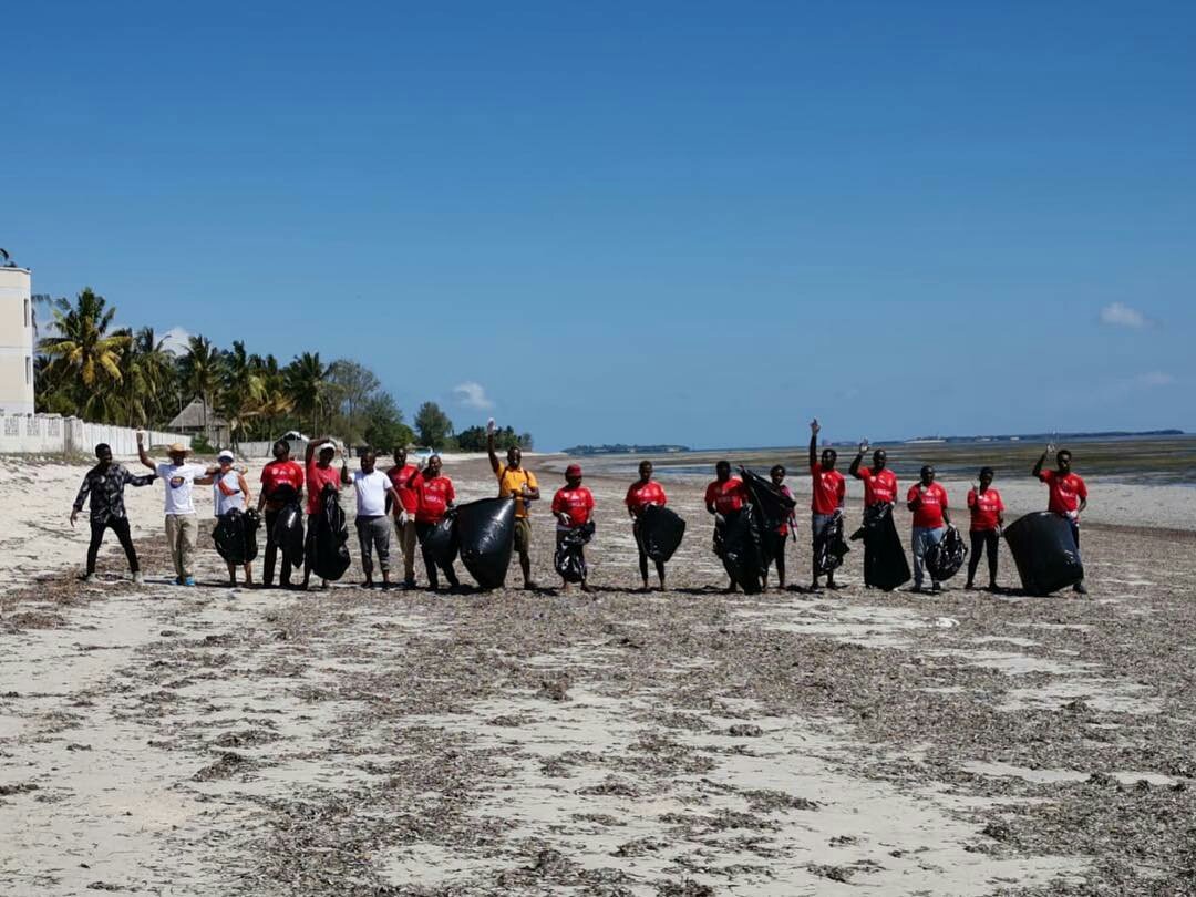 NipeFagio's tweet photo. To celebrate World Recycling Day on the 18th March we partnered with Green Waste Pro ltd and the Kigamboni sober house to clean up Kigamboni beach and provide information on the importance of recycling and responsible waste management!
#letsdoittz #WorldRecyclingDay https://t.co/F9MxzCXsci