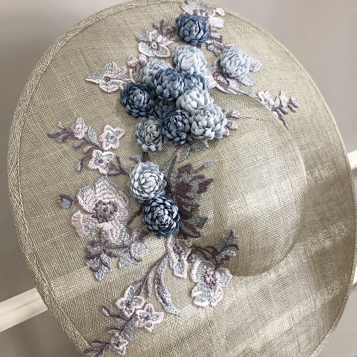 TocadosAirun's tweet photo. #Grises y #azules ... Una combinación más que #perfecta . 

New collection 2019. 

Eres #ÚNICA... siéntete ÚNICA ... siéntete @TocadosAirun . 

#diseñopersonalizado #diseño #hats #hatters #millinery #millinerydesign #millinerycouture #millineryculture #tocados #tocadosairun https://t.co/80hb60y3FD