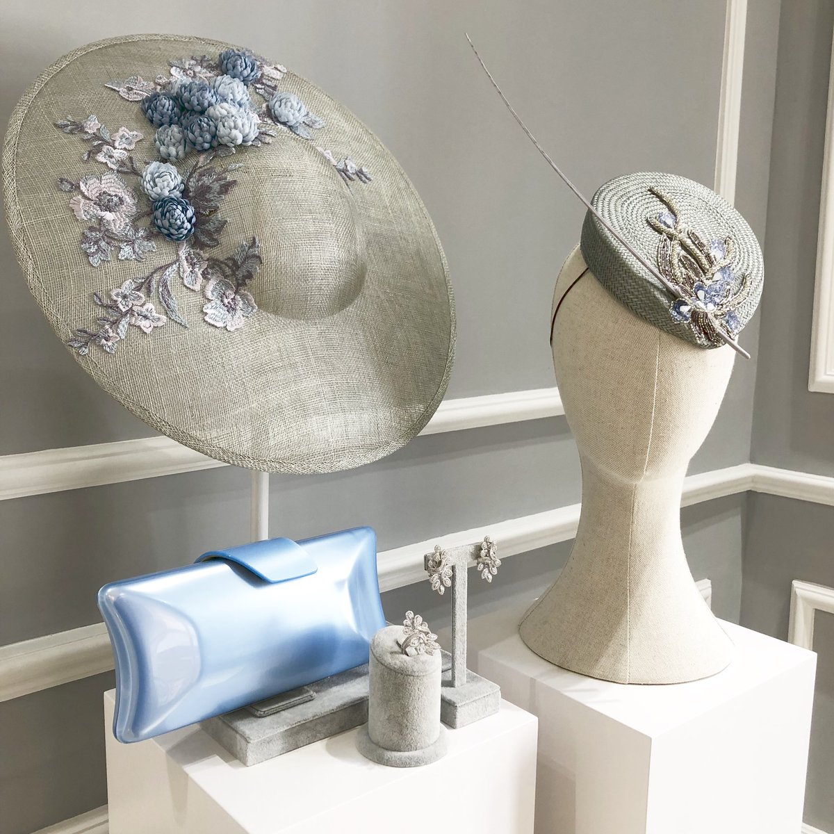 TocadosAirun's tweet photo. #Grises y #azules ... Una combinación más que #perfecta . 

New collection 2019. 

Eres #ÚNICA... siéntete ÚNICA ... siéntete @TocadosAirun . 

#diseñopersonalizado #diseño #hats #hatters #millinery #millinerydesign #millinerycouture #millineryculture #tocados #tocadosairun https://t.co/80hb60y3FD