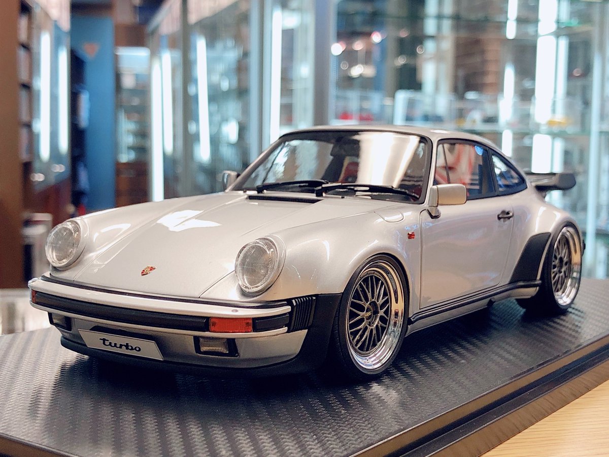 イグニッションモデルの新商品、 1/18スケール ポルシェ 911 (930