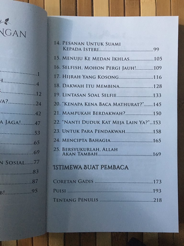 Deuwais's tweet photo. aku lelaki dan aku ada buku ni 😅

niat asalnya nak kenal pasti je puak2 gini (niqabis tayang menayang ni) tapi bila dah baca skrng ni rasa macam nak jadi yang terbaik before dtng yang sama baik. 

boleh kot muslimah2 luar sana tu duk pakat beli, baca &amp; faham 😌☝🏼 https://t.co/UERbB4aJ6D