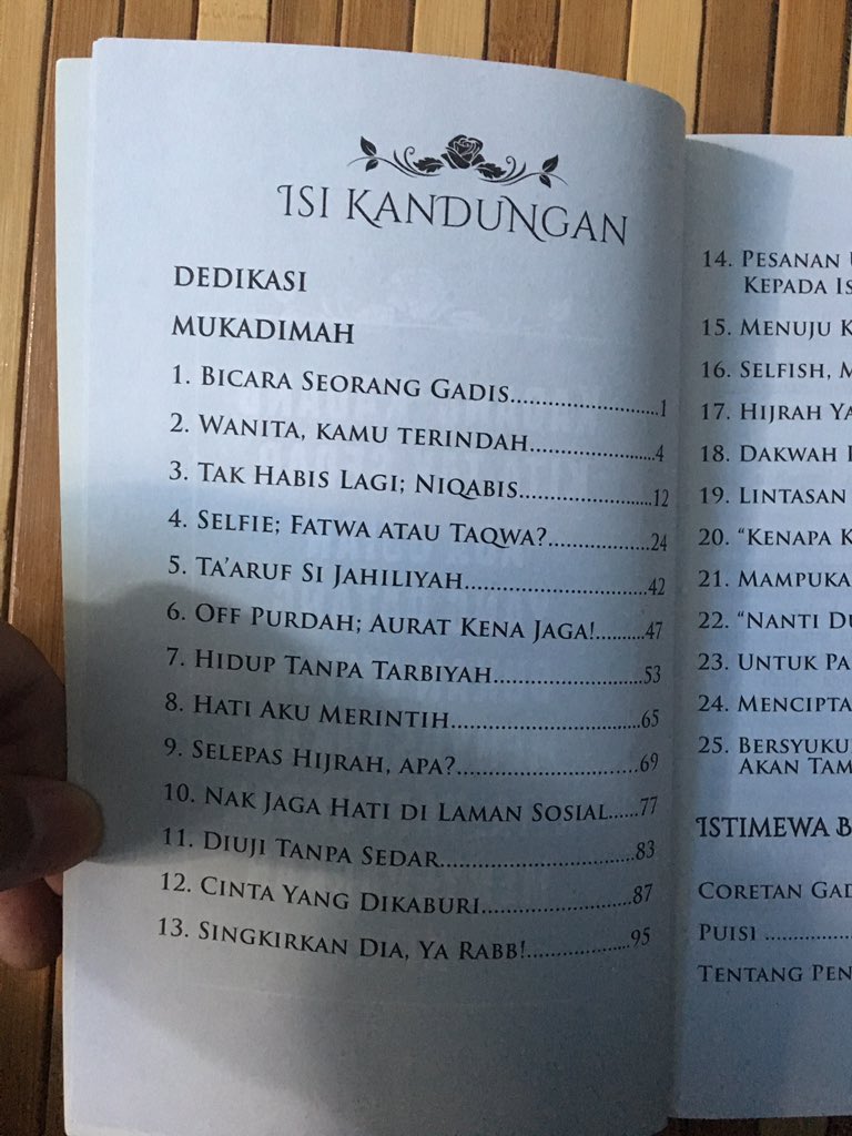 Deuwais's tweet photo. aku lelaki dan aku ada buku ni 😅

niat asalnya nak kenal pasti je puak2 gini (niqabis tayang menayang ni) tapi bila dah baca skrng ni rasa macam nak jadi yang terbaik before dtng yang sama baik. 

boleh kot muslimah2 luar sana tu duk pakat beli, baca &amp; faham 😌☝🏼 https://t.co/UERbB4aJ6D