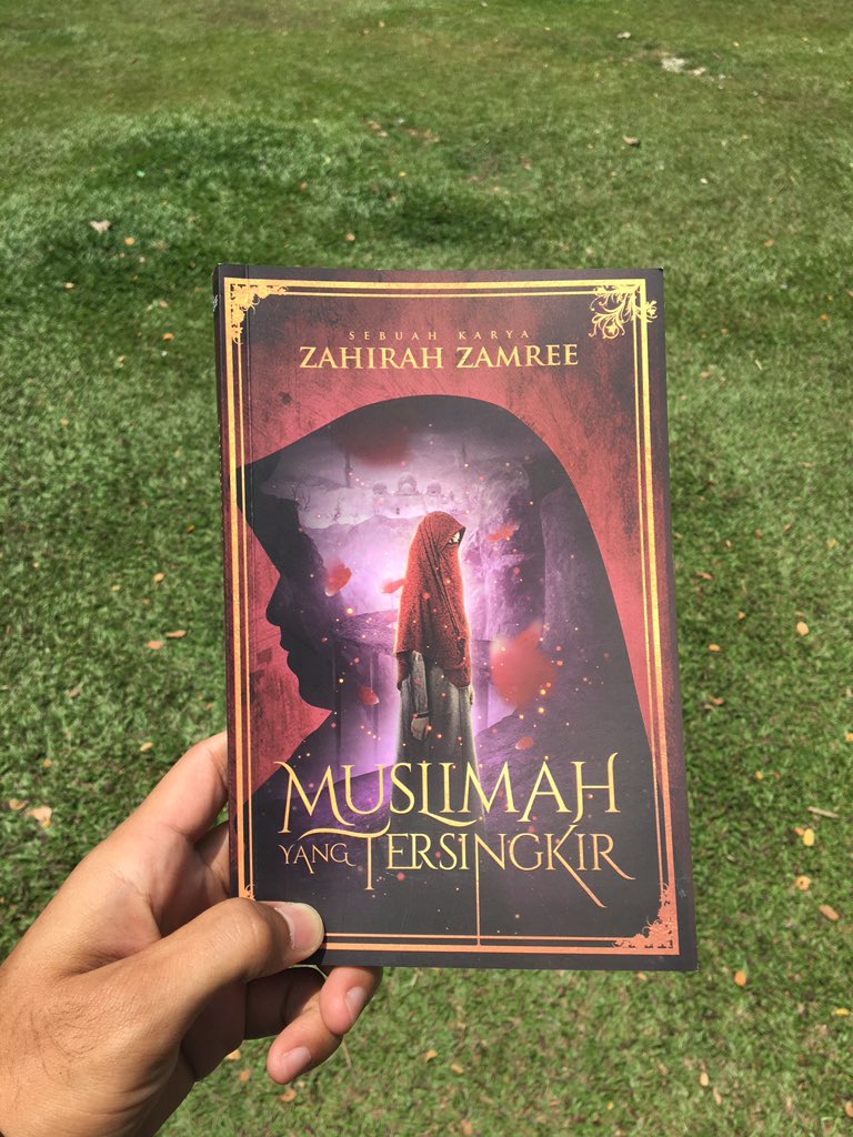 Deuwais's tweet photo. aku lelaki dan aku ada buku ni 😅

niat asalnya nak kenal pasti je puak2 gini (niqabis tayang menayang ni) tapi bila dah baca skrng ni rasa macam nak jadi yang terbaik before dtng yang sama baik. 

boleh kot muslimah2 luar sana tu duk pakat beli, baca &amp; faham 😌☝🏼 https://t.co/UERbB4aJ6D