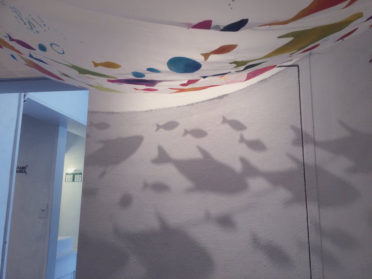 デザインフェスタギャラリー 原宿 天井に布を張って海のなかにいるような演出がされています 壁にできた模様もきれい 来場の記念にとってみましょう 1ーaスペースで明日まで 原宿 展示会