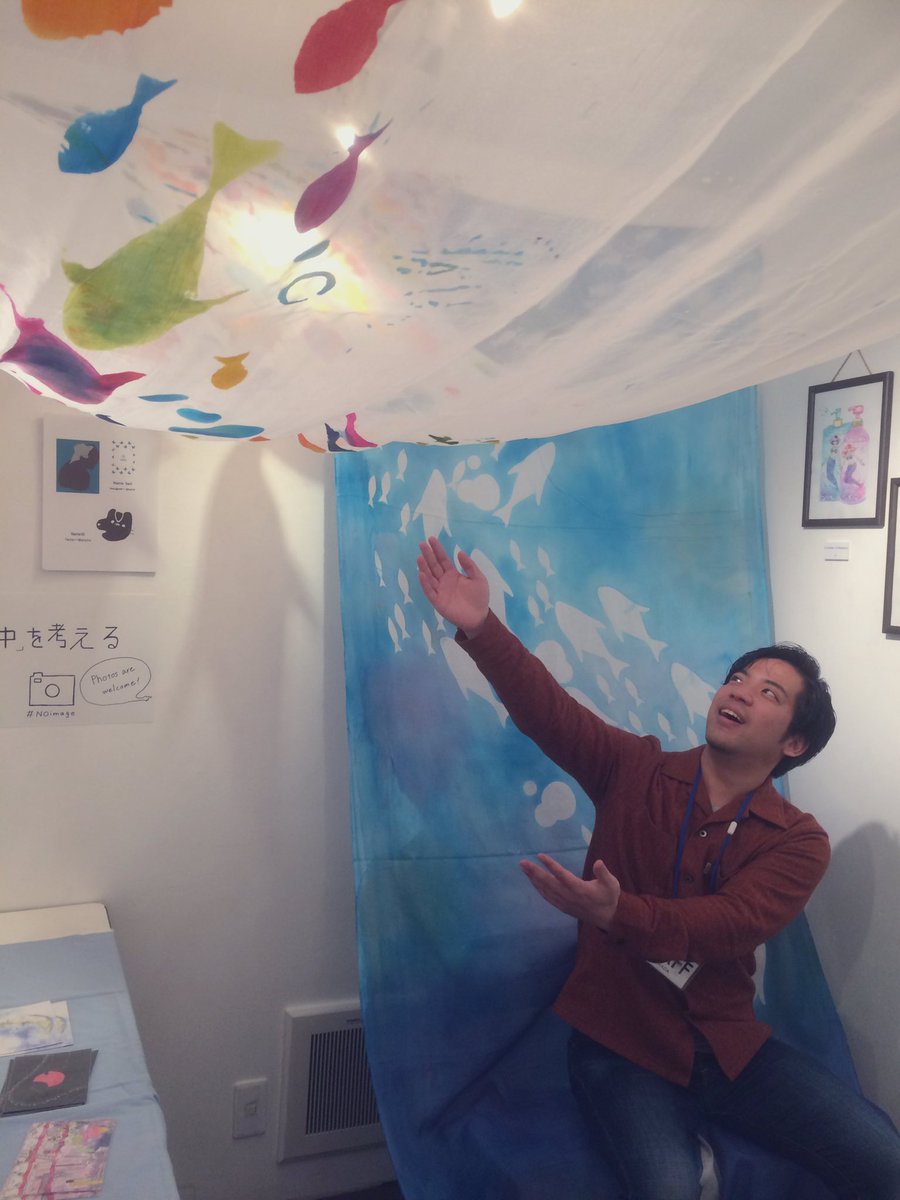 デザインフェスタギャラリー 原宿 天井に布を張って海のなかにいるような演出がされています 壁にできた模様もきれい 来場の記念にとってみましょう 1ーaスペースで明日まで 原宿 展示会