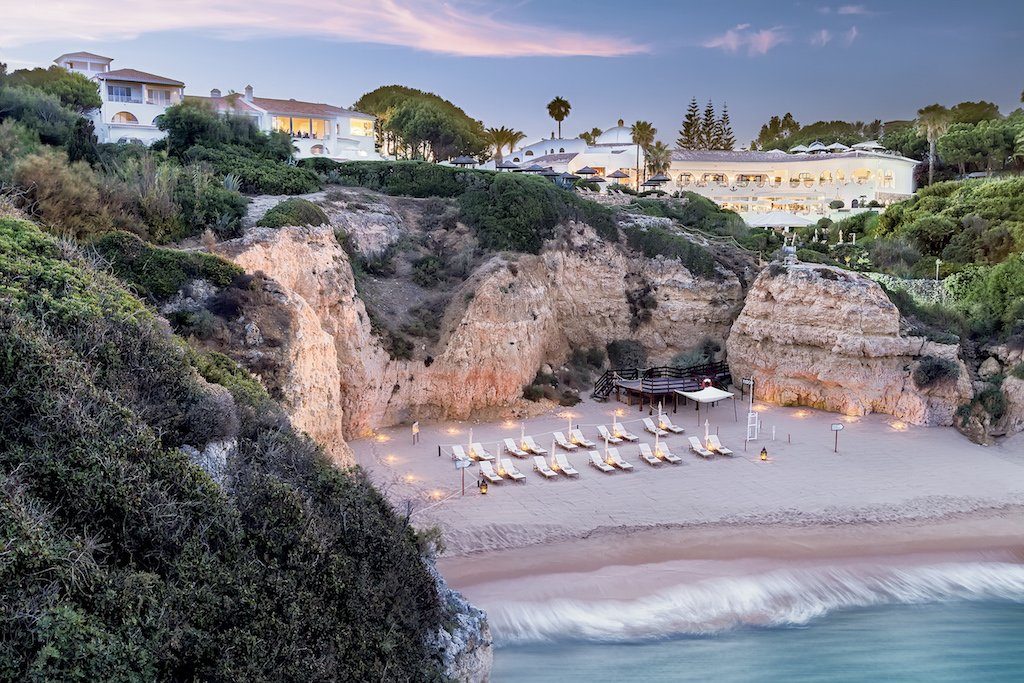 ПРЯМОЙ ПЕРЕЛЕТ КИЕВ - ФАРУ (ПОРТУГАЛИЯ)
Роскошный курорт Pine Cliffs Resort находится в уникальном месте: на южном побережье Португалии среди красных песчаных утесов, синих вод Атлантики, великолепных пляжей и цветущих садов живописного региона Алгарве.
