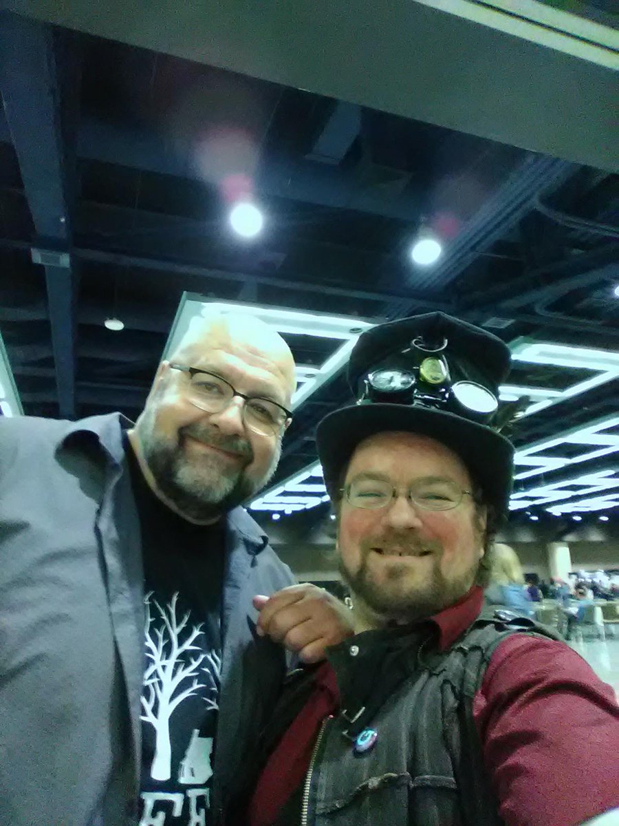 1MadCatter's tweet photo. This wonderful man, with all those beautiful goth-dad-jokes and horror stories, after having countless people talking to him, deigned to take a picture with me while he was resting. Thank you @CummingsDG for being an inspiration, a scholar. and a bard! #PodCon2 @NosleepPodcast https://t.co/SMdNRr438b