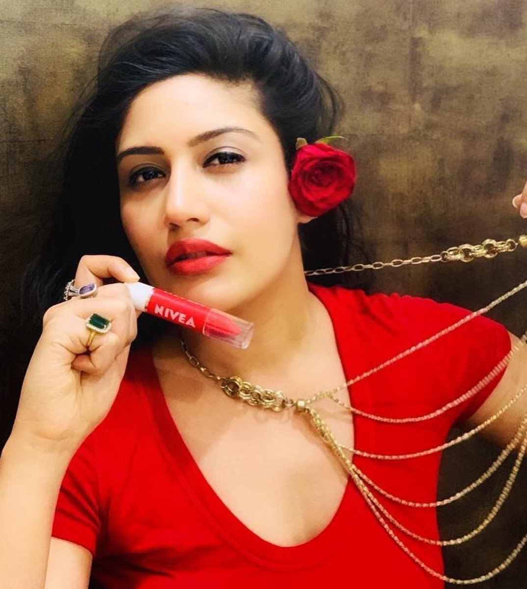 TeamSChandna's tweet photo. 📸|• Sassy @SurbhiChandna posing for #NiveaCryonColorAndCare #GetYourCOLORON #NiveaForYou 

#SurbhiChandna #Ishqbaaaz #scians https://t.co/j0VeV9zWyI