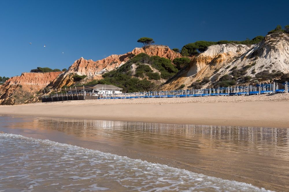 ПРЯМОЙ ПЕРЕЛЕТ КИЕВ - ФАРУ (ПОРТУГАЛИЯ)
Роскошный курорт Pine Cliffs Resort находится в уникальном месте: на южном побережье Португалии среди красных песчаных утесов, синих вод Атлантики, великолепных пляжей и цветущих садов живописного региона Алгарве.