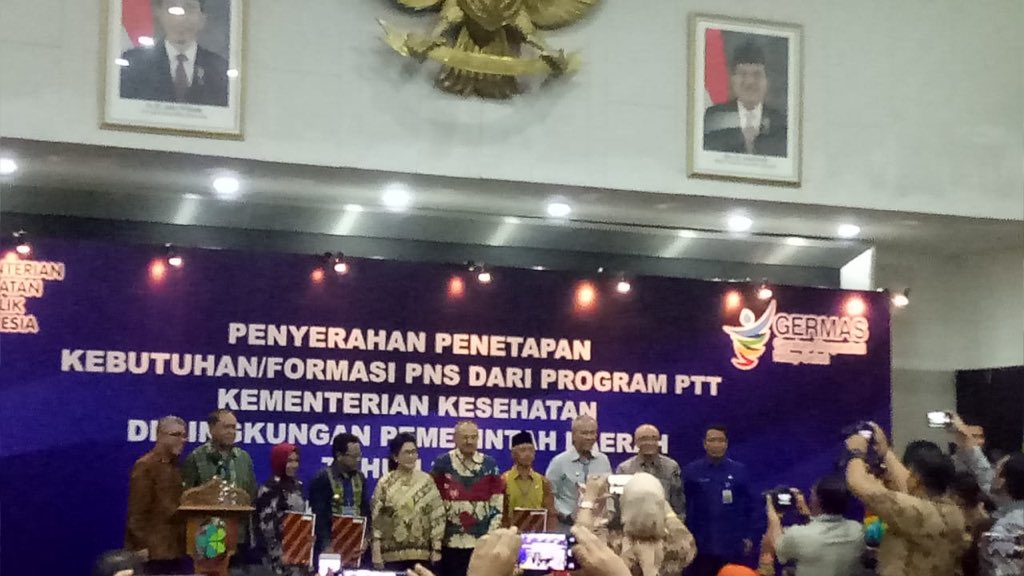 BidanPTTBersatu's tweet photo. FORBIDES Indonesia menyampaikan apresiasi &amp; terima kasih yang sebesarnya kepada Bapak @jokowi Menkopolhukam @wiranto1947 Menkes RI Ibu @NilaMoeloek Menpan RB &amp; Sesemenpan RB Bp Dwi Wahyu Atmaji, Kepala KSP Bp @GeneralMoeldoko, serta sahabat juang bidan desa Indonesia🙏 https://t.co/8cYi0efC2V