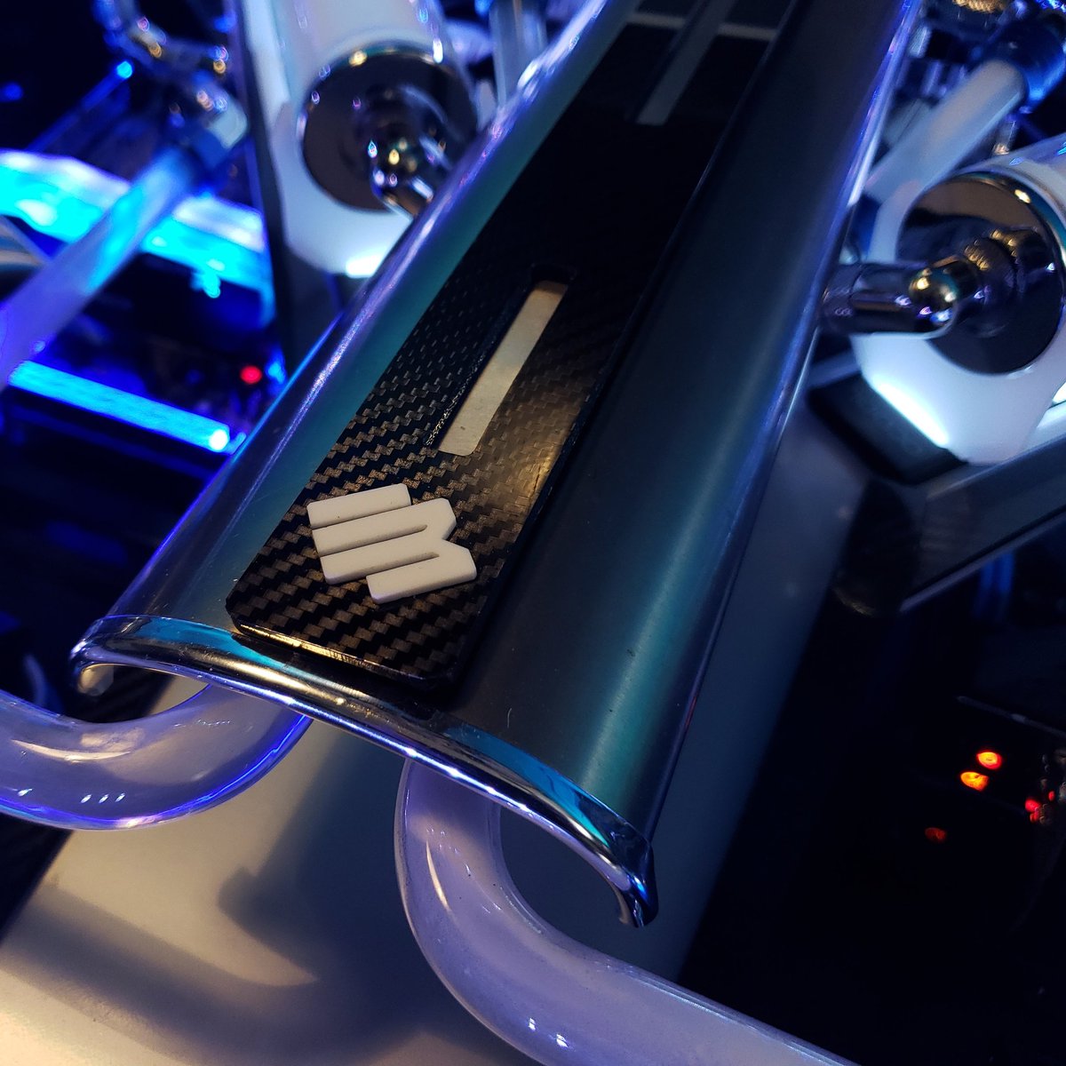 EnviousMods's tweet photo. Working out the last few details in the #Splitr DK05 dual PC desk mod before its photoshoot! 

#DK05 #AORUS #GIGABYTE https://t.co/KIlqVOYnGZ