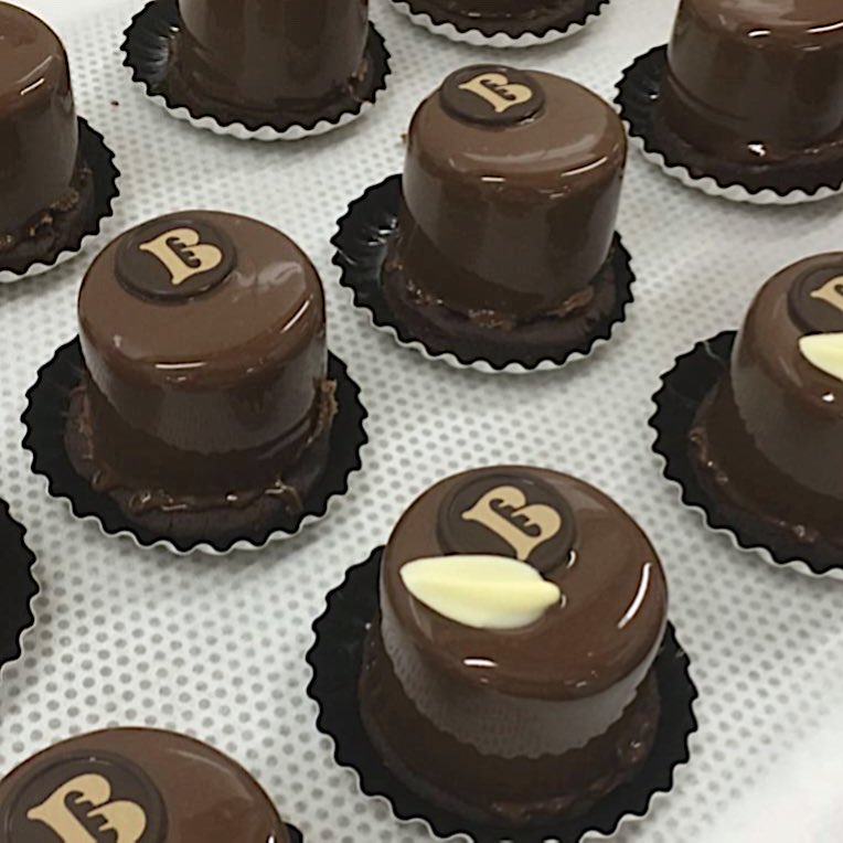 Broodjevaneigen's tweet photo. Triple CHOCOLADE. Daar word je toch blij van?! Fijne dag, à plus🙋🏼♀️#bved #bonjour #frenchbakery #groningen #brugstraat #chocolade #vanilledemadagascar #tartelette #taartje #genieten #àplus @broodjevaneigen⠀⠀⠀⠀⠀⠀⠀ ⠀⠀⠀⠀⠀⠀⠀⠀⠀ ⠀⠀⠀⠀⠀⠀⠀⠀⠀⠀⠀⠀⠀⠀ https://t.co/0RYNGrruPd