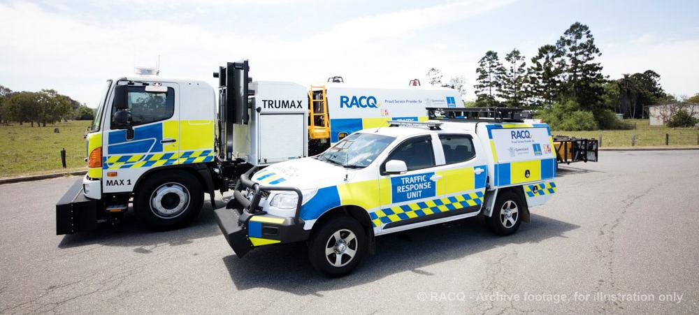 Crash Seventeen Mile Rocks Road westbound left lane at Jennifer Street  #SeventeenMileRocks  Traffic response max unit is on scene with Queensland ambulance services. No delays in the area. Proceed with caution. #bnetraffic