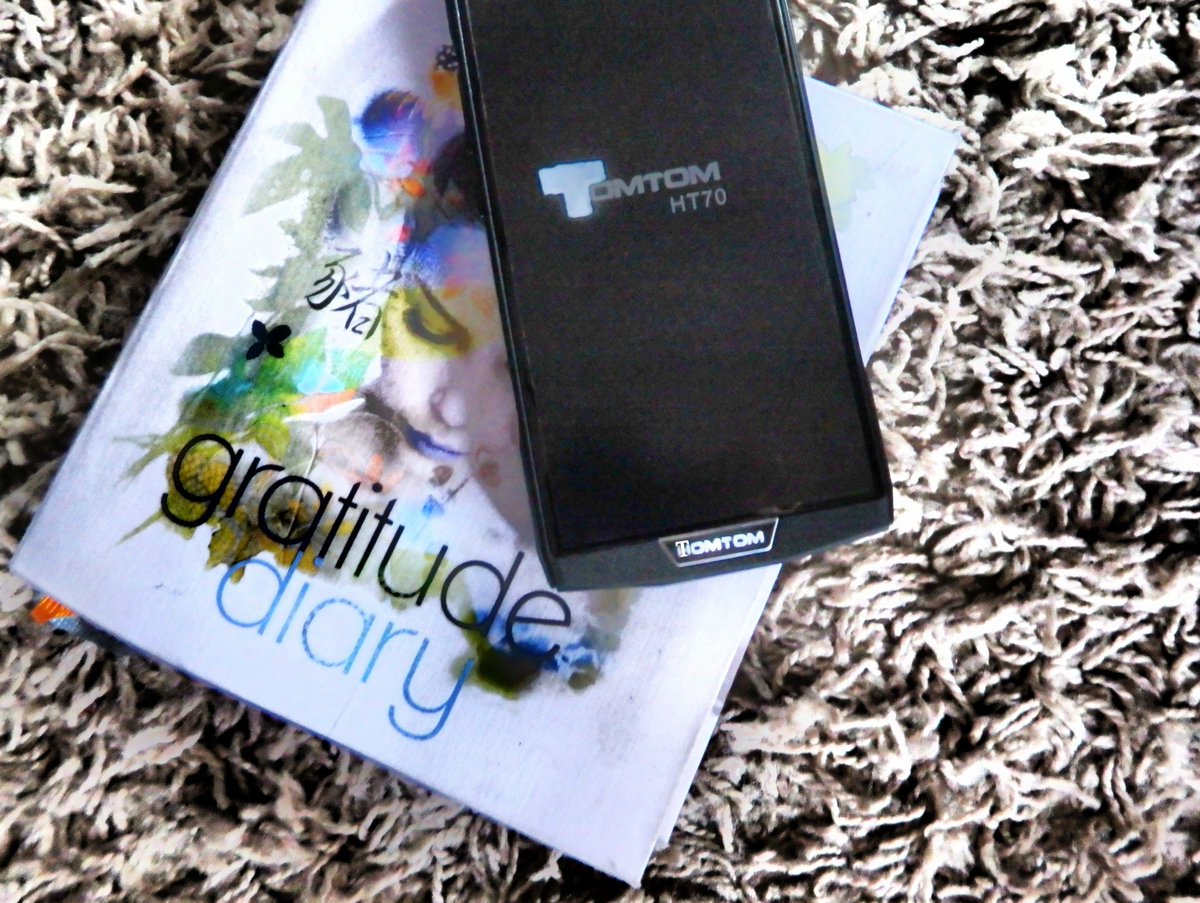 ih_432's tweet photo. @TomSandoval1 @twschwa What else could a girl want? Her Gratitude Diary and a 'TomTom' Phone! Comes with own Cocktail App ???  ;-) #brand 🙏🍹🍸 https://t.co/e0GLaP5OXg