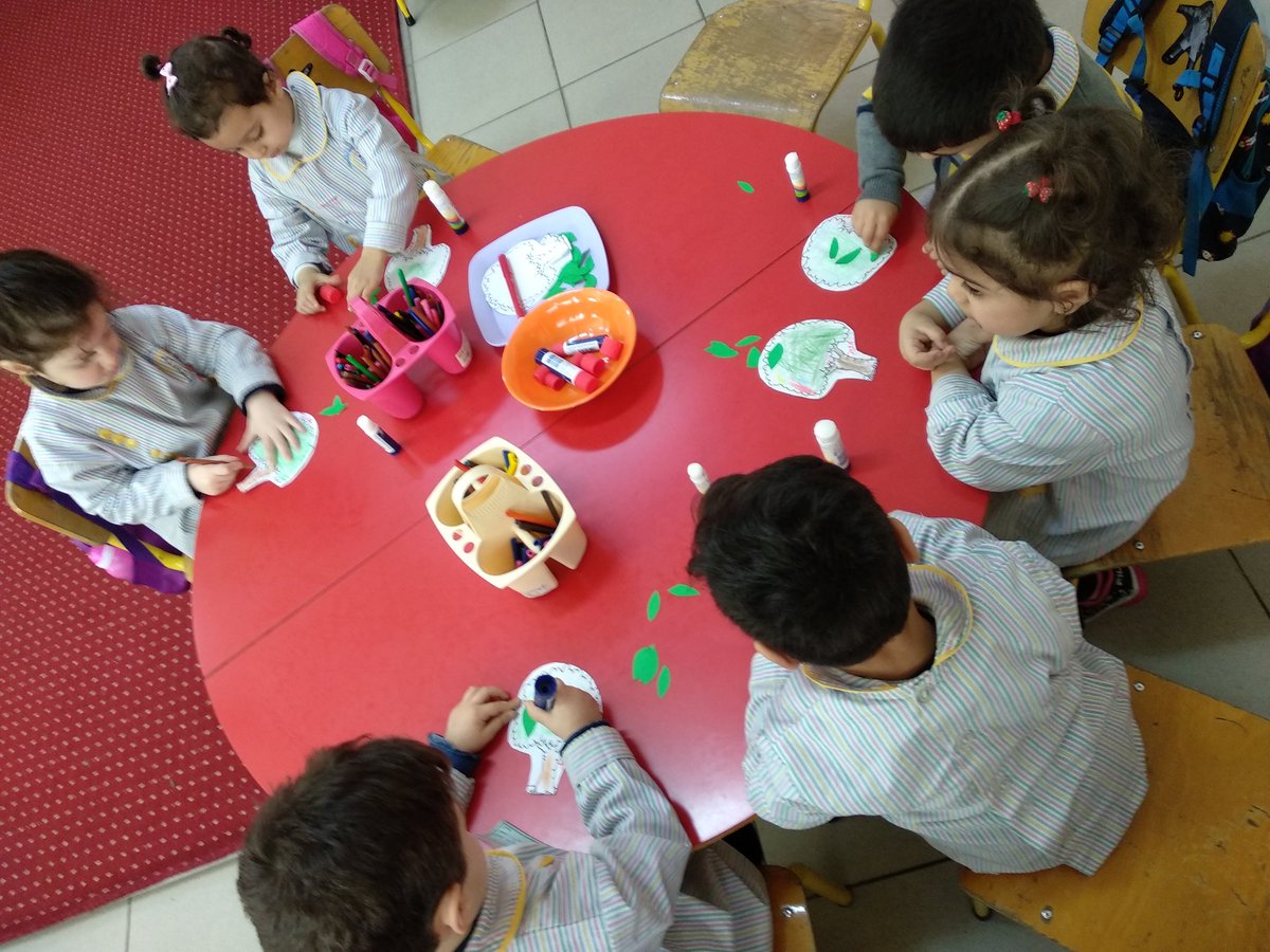 larashaker1's tweet photo. #kg1A #decorating #summerTree #fourSeasons #unique #special #touch
 @DawhaHighSchool @FThaalby @reem_chams https://t.co/uTMD6RVyv9