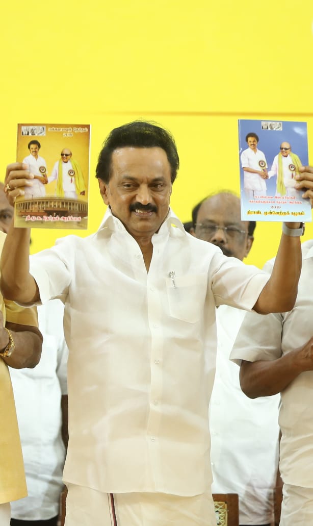 arivalayam's tweet photo. '2019 மக்களவைத் தேர்தல் - திமுக தேர்தல் அறிக்கை'

கழக தலைவர் @mkstalin அவர்கள் வெளியிட்டார்.

English: https://t.co/7pzTmezvLO

#DMKManifesto https://t.co/NKB13hPZ3R