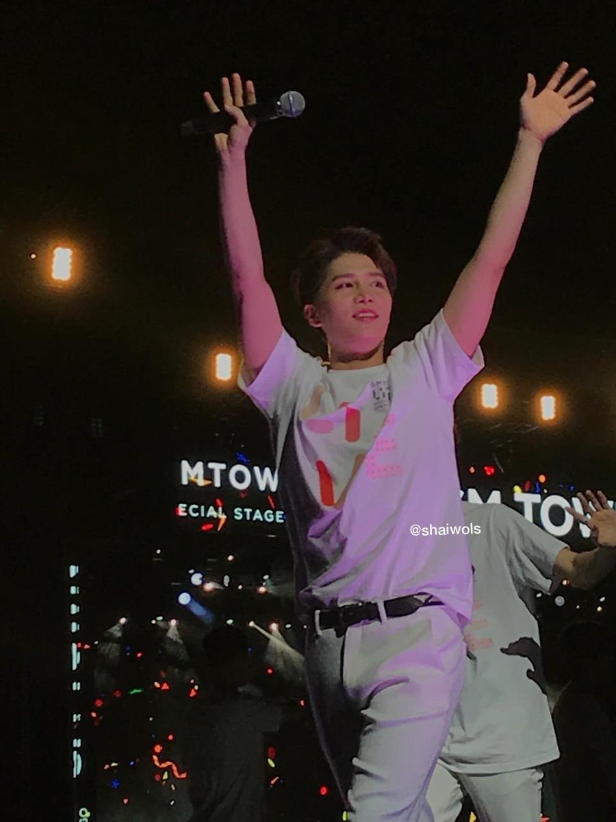 190118~190121, SMTOWN LIVE IN SANTIAGO, CHILE 2019! (15)taeil are raised his hand higher to make sure we got waved by his tiny hand & arms ♡