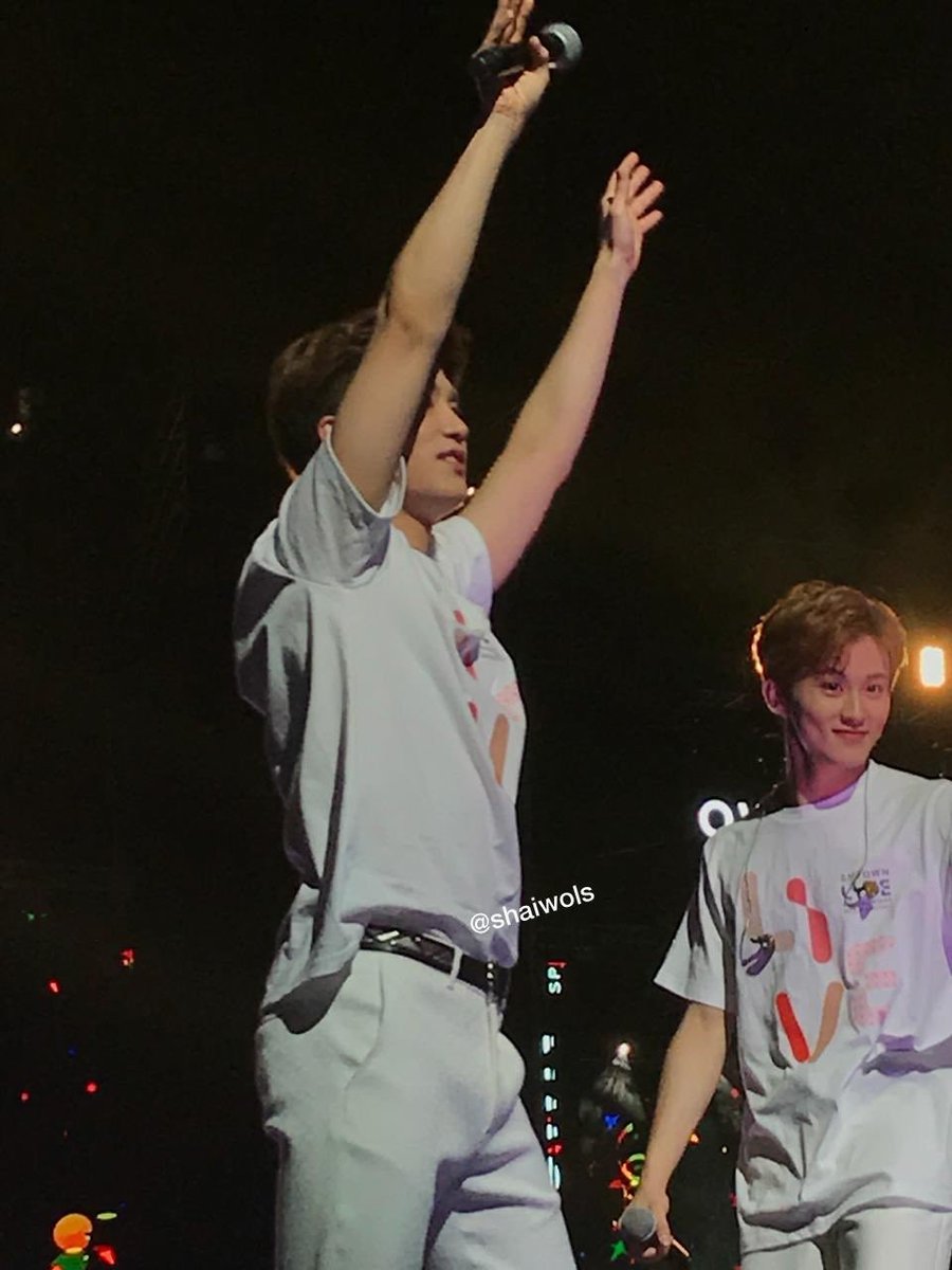 190118~190121, SMTOWN LIVE IN SANTIAGO, CHILE 2019! (15)taeil are raised his hand higher to make sure we got waved by his tiny hand & arms ♡