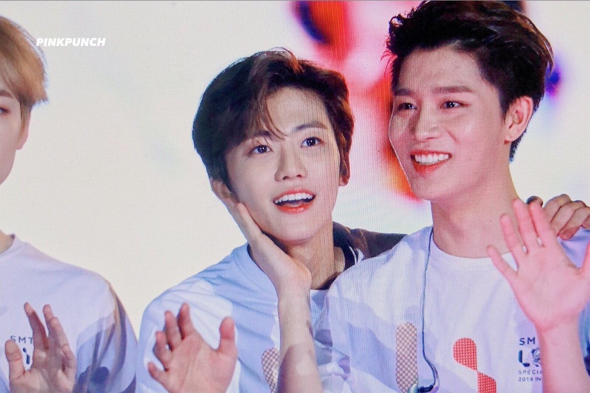 190118~190121, SMTOWN LIVE IN SANTIAGO, CHILE 2019! (16)taeil and the friends! ♡ on 3rd pics we can saw taeil were having conversation with his young brother, jeno, and the last pics taeil were cupped jaemin's chin awww ;;;