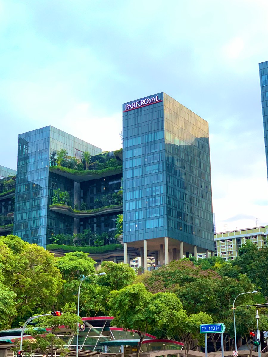 ট ইট র Ayako Sakurai 地震が全然無い国の建物を 地震大国出身の人が見ると ドキドキしません 下のほう 柱だけで支えてて中抜けなの分かるかな 超高層ビルも真ん中抜けてるデザイン多くてすごくカッコいいんだけど どうしても不安になる デザインが