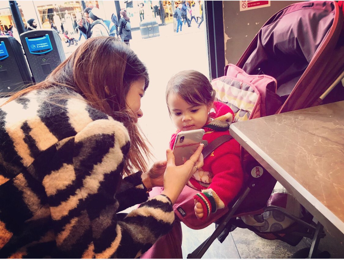 RiscaSyanne's tweet photo. With cousin 😘 #family #holiday #Oxford #London https://t.co/SbbkzNSTkT