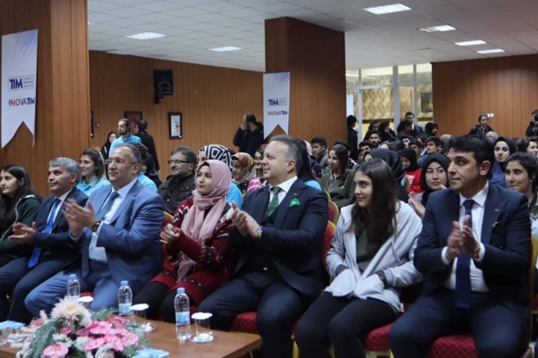 inovatimtr's tweet photo. İnovaTİM Ailesi'nin üniversiteli gençleri aylardır hazırlandıkları projemiz için artık hazırlar.Bu yolda emek harcayan tüm eğitmenlerimize, okul idarelerine, MEB'e ve Erzurum eğitimine gelerek desteklerini ve güvenlerini sunan TİM Başkanımız Sn. İsmail Gülle'ye teşekkür ederiz. https://t.co/4rfwSe97Vs