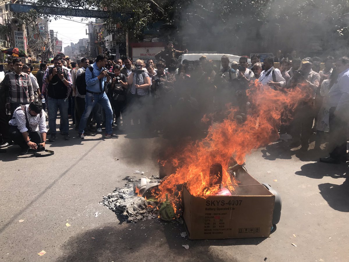 sumitagarwal_IN's tweet photo. Across India, 7 crore traders of @TEAMCAIT burn Holi of Chinese Goods at 1500 places to send a strong message to China that we will #BoycottChineseProducts if #Chinashieldsmasood &amp; #ChinaBacksTerror. Our National security is above business gains and consumer benefit @praveendel https://t.co/ND3rrWKPc2