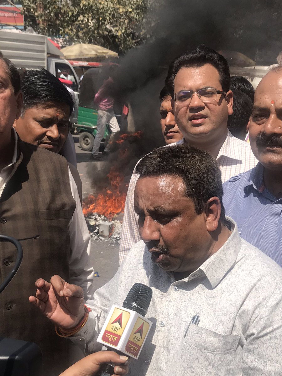 sumitagarwal_IN's tweet photo. Across India, 7 crore traders of @TEAMCAIT burn Holi of Chinese Goods at 1500 places to send a strong message to China that we will #BoycottChineseProducts if #Chinashieldsmasood &amp; #ChinaBacksTerror. Our National security is above business gains and consumer benefit @praveendel https://t.co/ND3rrWKPc2
