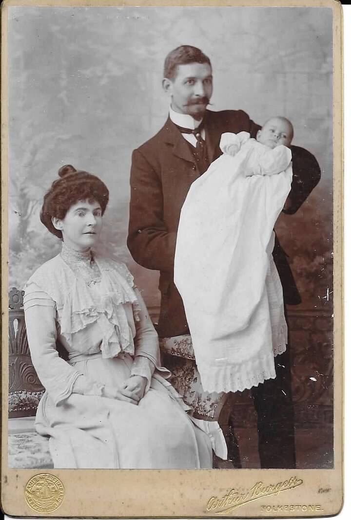 LynnsWPics's tweet image. Tuesday Pic 
Beautifully dressed couple &amp;amp; such proud parents with probably their first born child, most likely taken on the child’s Christening Day 😊
Photographer from #Folkestone #Kent
Are they your Ancestors?
Do you recognise them?
#OldPhotos #FamilyHistory #FashionHistory