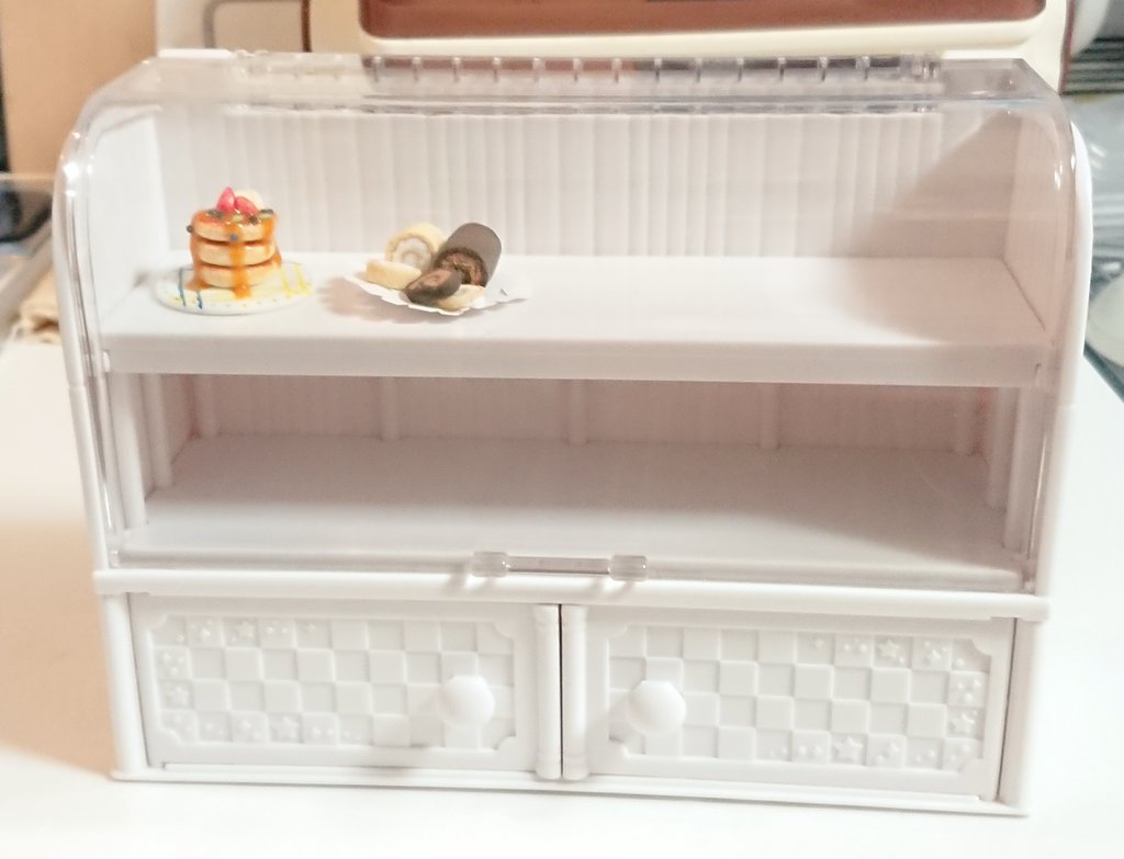 mochimahi's tweet photo. 作ったミニチュアフード入れるのに何気にぴったりなケースが499円で売ってたから買ってみた😆

下に開きあるから飾らないものをしまっておけて便利かも☆

#ミニチュアフード https://t.co/A0NmUJI92d