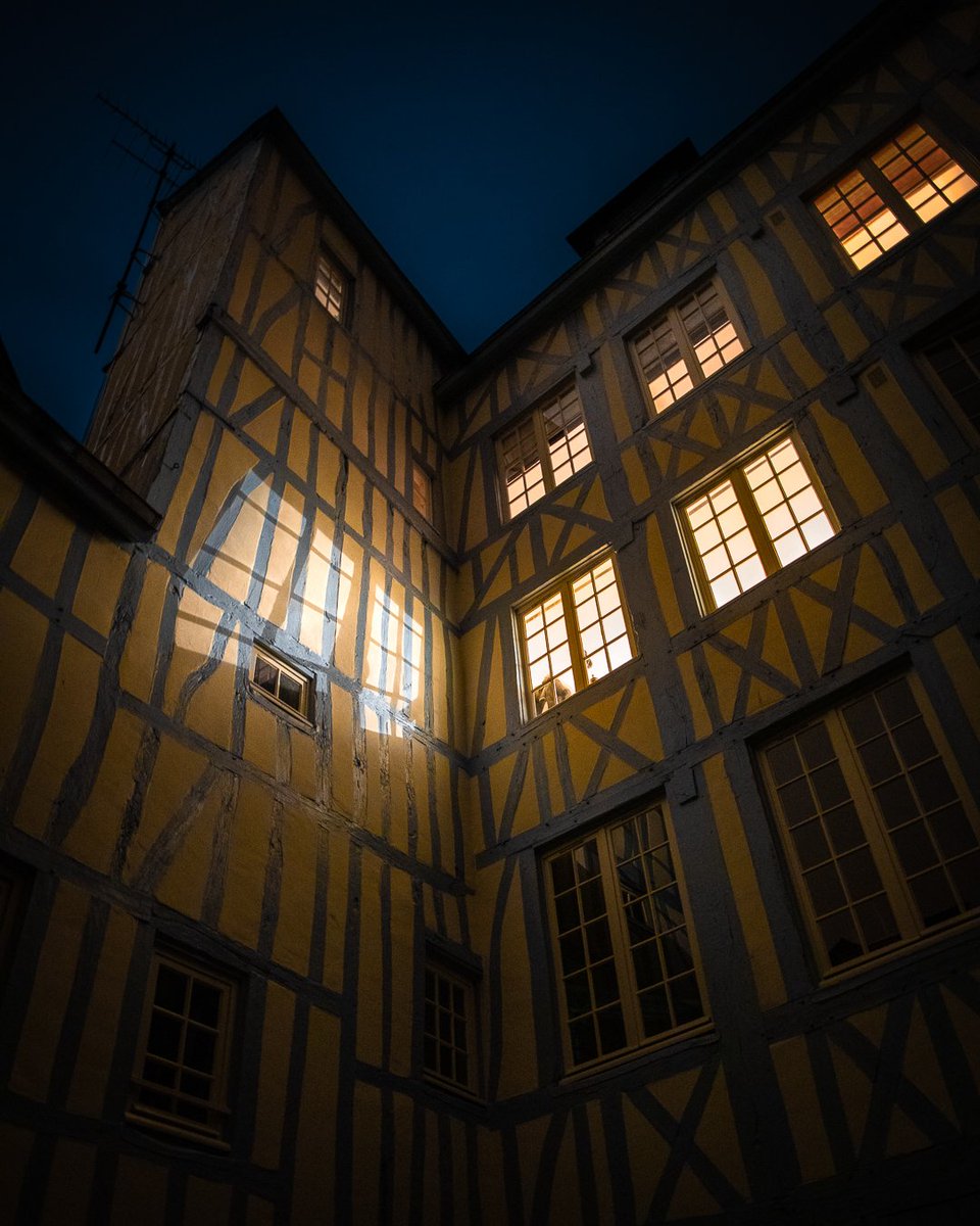 Jeux de lumière dans les rues de Rouen 💡