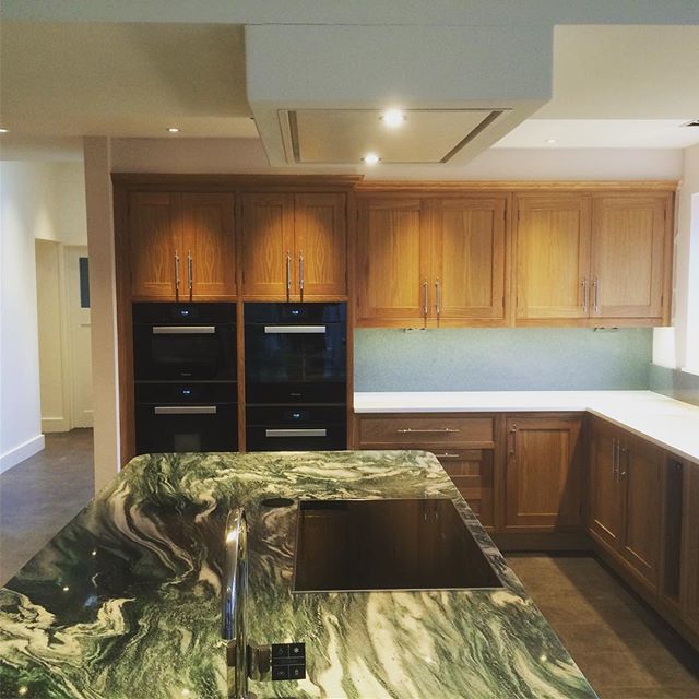 OJFurniture's tweet photo. Bespoke Kitchen Furniture by Oliver James Furniture. This traditional oak shaker style kitchen really stands out with this unusual signature stone worktop for their island unit. #bespoke #kitchen #furniture #island #oak #shaker #traditional #stone #workt… https://t.co/P5kuLzbD1B https://t.co/TEsxeEY6Kt