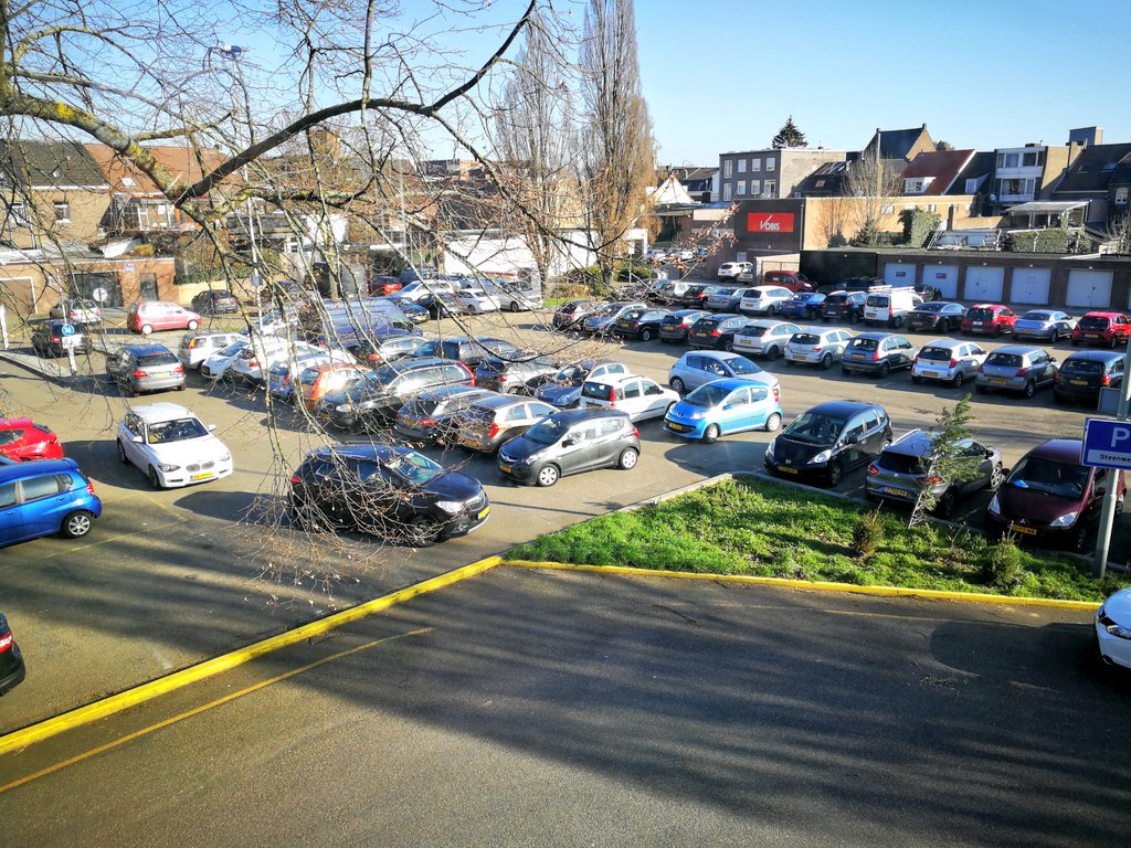 HNusser's tweet photo. Jaarlijkse problemen van de Sint Joep markt in Sittard. Nog een parkeerplek te vinden!? @sittardtweets @sittardgeleen @Sittard_Geleen https://t.co/xifuZBqQi6
