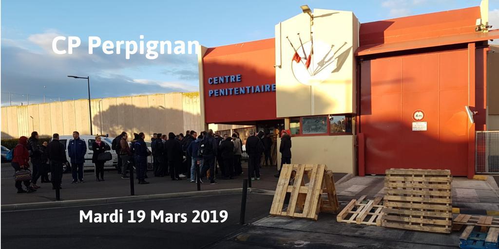 SyndFoJustice's tweet photo. 🔥 Le #SNPFO félicite l'ensemble des personnels mobilisés ce matin devant les établissements et encourage à la poursuite du mouvement ! #FoResister #FoRienLacher ! https://t.co/jp1RgzWZnM