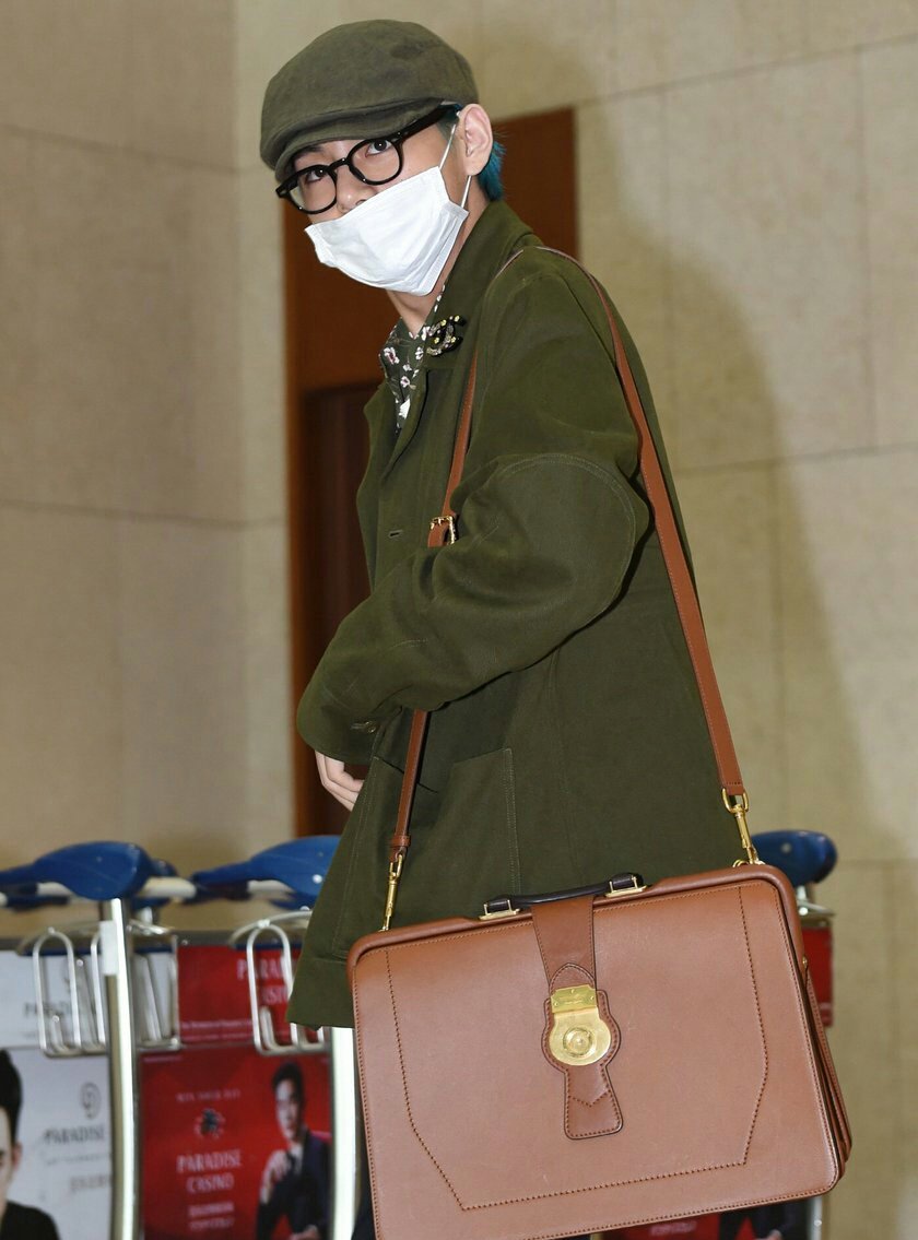 Beyond The Style ✼ Alex ✼ on "#Taehyung airport Burberry DK88 doctor's bag gift @_nuna_V https://t.co/dKDVCH6W42" / X