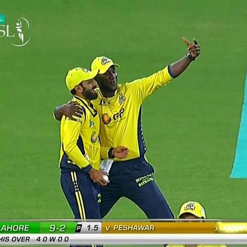 Zuhoor_writes's tweet photo. #NewProfilePic
This moment from #PSL2016 is still one of my favourite moments in PSL History.. @MHafeez22 taking a rippa to dismiss U Akmal & @darensammy88 did this for a celebration 😍😍
#UniqueCelebration #SuperSelfie https://t.co/Jgy0tCjAz2