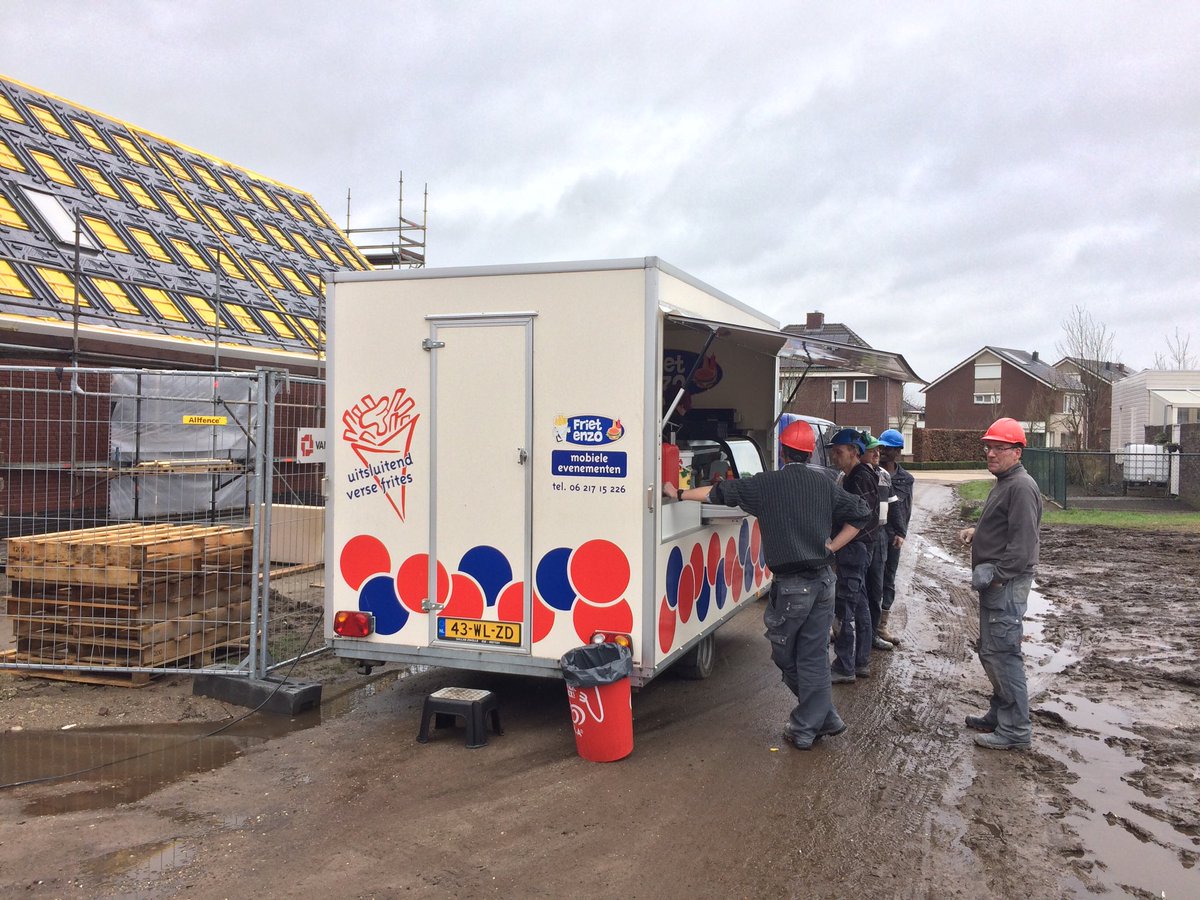 JohnPlum4's tweet photo. Even een momentje van waardering tijdens een regenachtige dag bij de realisatie van 14 nieuwe levensloop bestendige woningen Aan de Kreppel in Heythuysen door ⁦@wonenlimburg⁩ ⁦@VanWijnenGroep⁩ https://t.co/CC4MWpYS3r