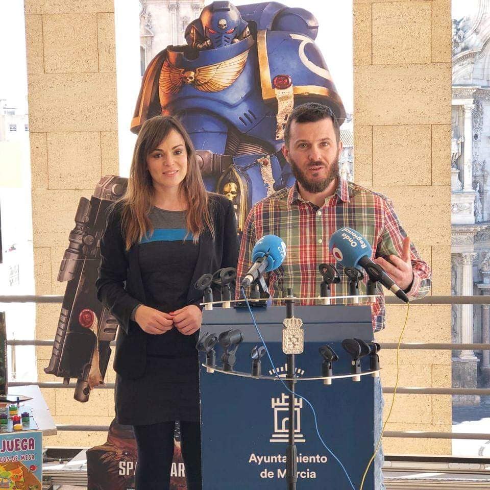 TALENTOS_RM's tweet photo. Marzo de 2019. Organizado por @Asoc_El_Duende, las familias TALENTOS no quisimos perdernos las jornadas "Murcia Juega". ¡Cómo lo hemos disfrutado! Nos han apasionado y contagiado su ilusión, disfrutando de juegos-de-mesa, una alternativa de #OcioSaludable que #SumaTalento https://t.co/lAnVoW1A4l