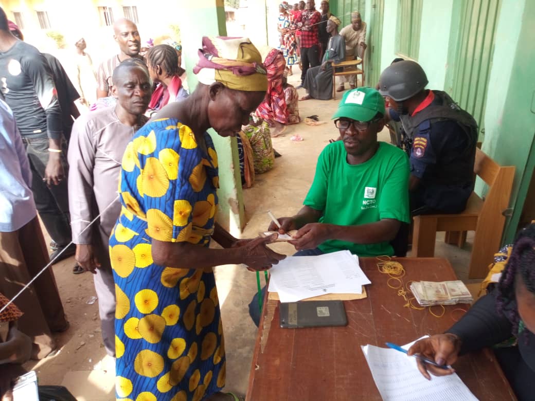 HUPcct's tweet photo. Beneficiaries payment exercise at Abaji Area Council, FCT,Abuja. We are sure reaching the unreached. #SupportTheProcess. https://t.co/T49C4YcbWq