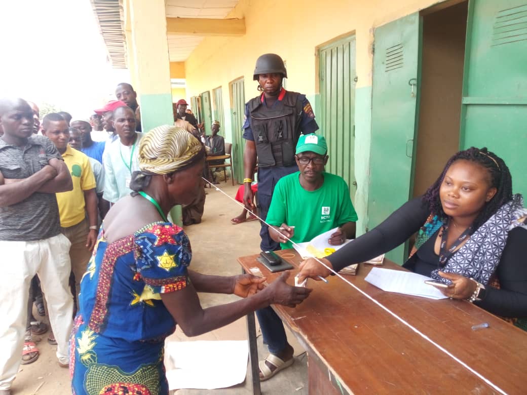 HUPcct's tweet photo. Beneficiaries payment exercise at Abaji Area Council, FCT,Abuja. We are sure reaching the unreached. #SupportTheProcess. https://t.co/T49C4YcbWq