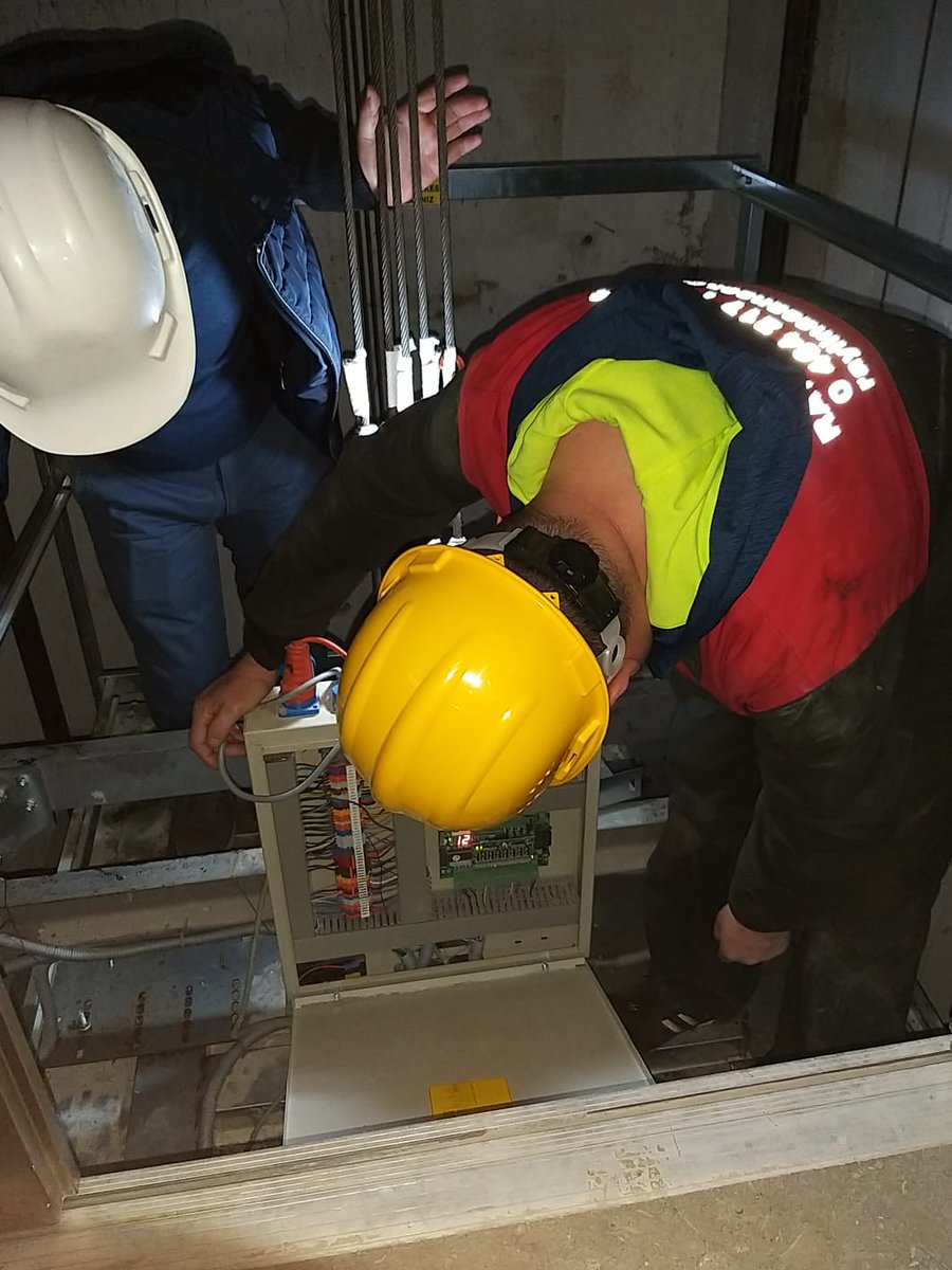EmlakYonetim's tweet photo. Teknik İşler Müdürlüğü Rize hamamderesi TOKİ Konutlarında asansör kontrollerini gerçekleştirdi. https://t.co/AaVO1Gcx38
