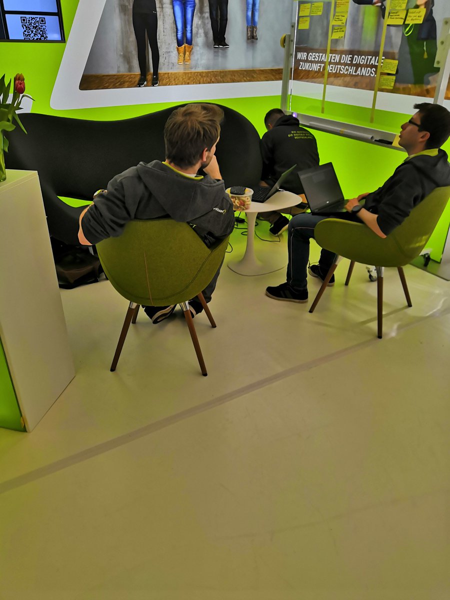 Michaaa_Hahn's tweet photo. Start des live codings unseres virtual7 Planners #virtual7 #javaland #openlab https://t.co/7ZqtBL8dBW