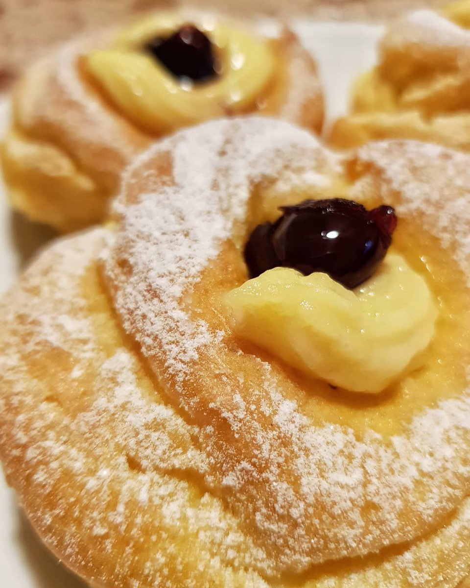 Before trying our zeppola, we wish a great Father's Day to Apulian and world wide dads. 
#WeAreinPuglia #PugliaForFoodies
📸 @ callmemagnana