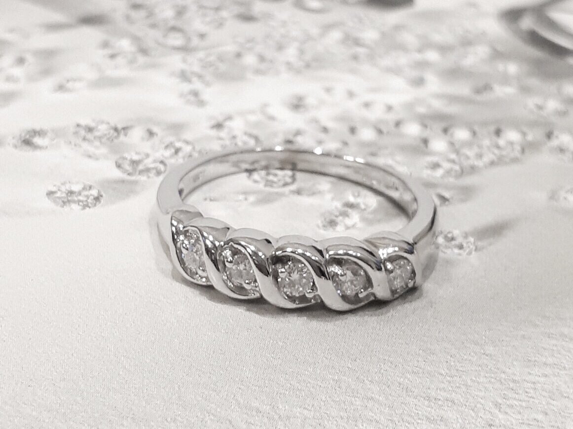 tsjewellers's tweet image. We can show you that special #engagement #ring and put a smile on your face. Don’t be nervous about  #proposing, we offering you 25% off all our 18ct Diamond rings 💍 #SmileTuesday