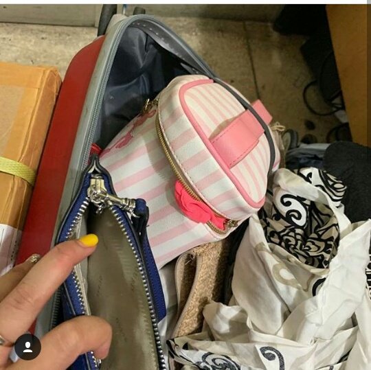 sweetbutnotcake's tweet photo. Teman-teman tolong bantu Rt dan tag @LionAirID @LionAirID @lionairgroup 

Teman saya abis berlibur dari bali. Balik Ke jakarta menggunakan pesawat lion air, koper dalam keadaan terbuka dan uang senilai 1000yen dan 100dolar hilang. https://t.co/xovre8RUBC